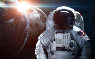 Astronot uzayda. Uzay yürüyüşü. Nasa tarafından döşenmiş bu görüntü unsurları