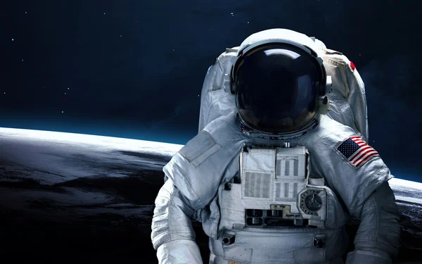 在太空中的宇航员。太空行走。这幅图像由美国国家航空航天局提供的元素 — 图库照片