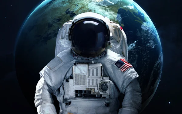 นักบินอวกาศในอวกาศ เดินอวกาศ องค์ประกอบของภาพนี้ที่จัดทําโดยนาซ่า — ภาพถ่ายสต็อก