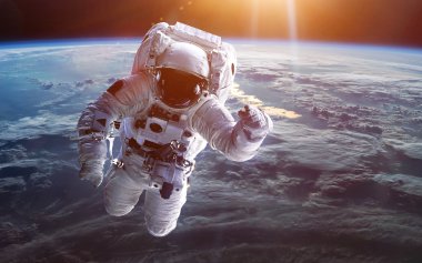 Astronot uzayda. Uzay yürüyüşü. Nasa tarafından döşenmiş bu görüntü unsurları