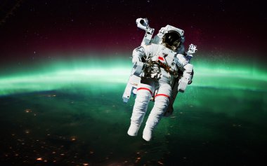 Astronot uzayda. Uzay yürüyüşü. Nasa tarafından döşenmiş bu görüntü unsurları