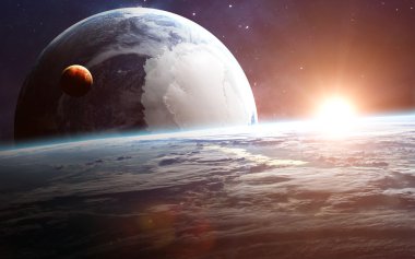 Uzayda gezegenlerin, yıldızların ve galaksilerin olduğu evren sahnesi uzay keşiflerinin güzelliğini gösteriyor. NASA tarafından döşenmiş elementler