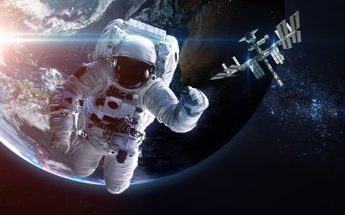 Astronot uzayda. Uzay yürüyüşü. Nasa tarafından döşenmiş bu görüntü unsurları