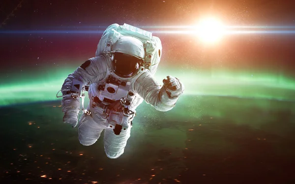 在太空中的宇航员 太空行走 这幅图像由美国国家航空航天局提供的元素 — 图库照片