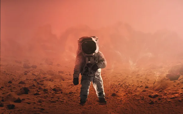 Astronauta a caminhar em Marte. Elementos desta imagem fornecidos pela NASA — Fotografia de Stock
