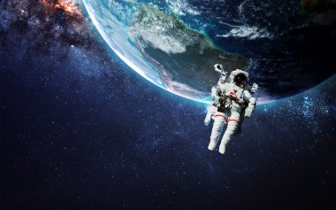 Astronot uzayda. Uzay yürüyüşü. Nasa tarafından döşenmiş bu görüntü unsurları