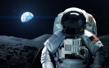 Cesur astronot, Ay'da uzay yürüyüşü. NASA tarafından döşenmiş bu görüntü öğelerini