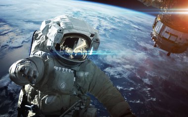 Astronot uzayda. Uzay yürüyüşü. Nasa tarafından döşenmiş bu görüntü unsurları