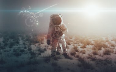 Keşfedilmemiş bir gezegende yürüyen astronot. Nasa tarafından döşenmiş unsurlar