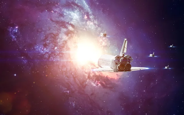 Lançamento da nave espacial para o espaço. Elementos desta imagem fornecidos pela NASA. — Fotografia de Stock