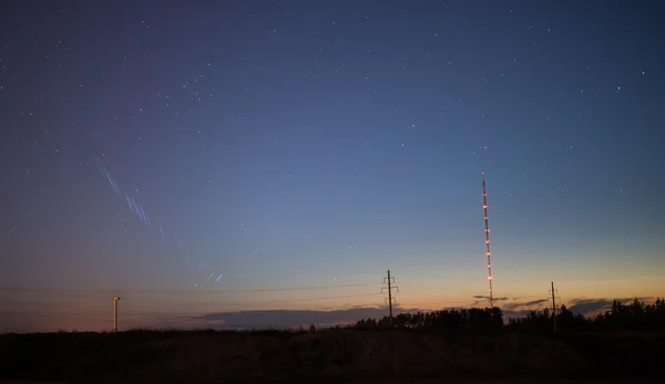 Céu estrelado e prado de verão — Fotografia de Stock