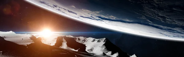 외계 공간에 있는 행성, 별, 은하들로 이루어진 우주 장면은 우주 탐험의 아름다움을 보여준다. NASA 에서 마련 한 요소들 — 스톡 사진