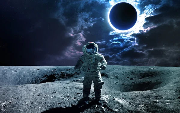 Astronauta chodzę na niezbadanej planecie. Elementy dostarczone przez NASA — Zdjęcie stockowe