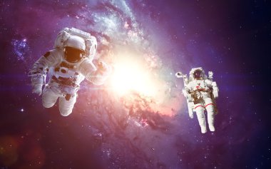 Astronot uzayda. Uzay yürüyüşü. Nasa tarafından döşenmiş bu görüntü unsurları