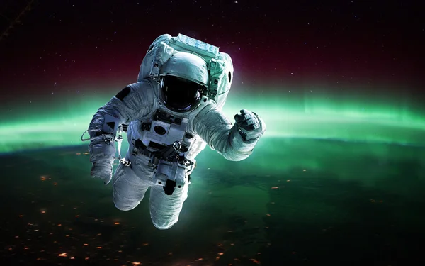 Astronaut i rymden. Rymdpromenad. Delar av denna bild från Nasa — Stockfoto