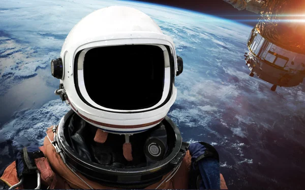 Αστροναύτης στο διάστημα. Διαστημικός περίπατος. Στοιχεία αυτής της εικόνας από τη Nasa — Φωτογραφία Αρχείου