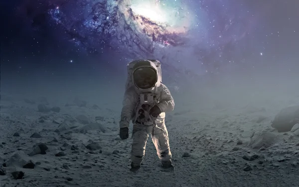Astronauta a caminhar num planeta inexplorado. Elementos fornecidos pela NASA — Fotografia de Stock