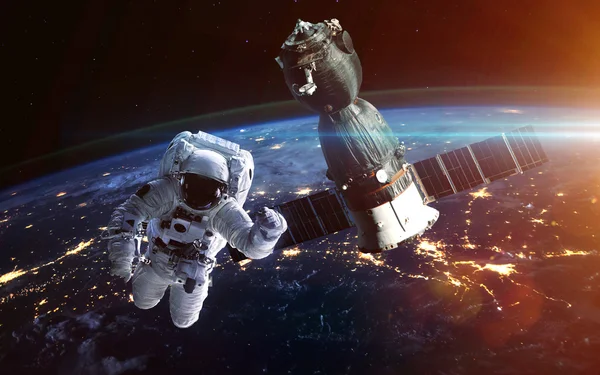 Astronauta en el espacio exterior. Caminata espacial. Elementos de esta imagen proporcionados por la NASA — Foto de Stock