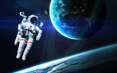 Astronot uzayın derinliklerinde. Nasa tarafından döşenmiş bu görüntünün elemanları