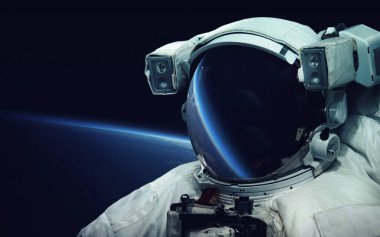 Uzay yürüyüşünde astronot. Kozmik sanat, bilim kurgu duvar kağıdı. Uzay giysisi vizöründe yansıma. Evrende milyarlarca galaksi var. Bu görüntünün elementleri NASA tarafından desteklenmektedir