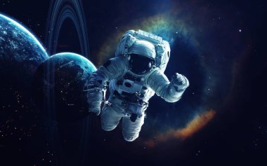 Kozmik sanat, uzay yürüyüşündeki astronot. Derin uzayın güzelliği. Evrende milyarlarca galaksi var. Bu görüntünün elementleri NASA tarafından desteklenmektedir