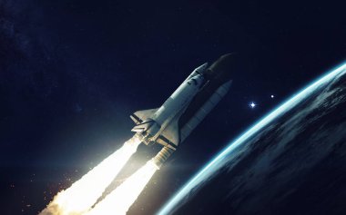 Uzay mekiği Dünya 'nın yörüngesinde dönüyor. Bu görüntünün elementleri NASA tarafından desteklenmektedir
