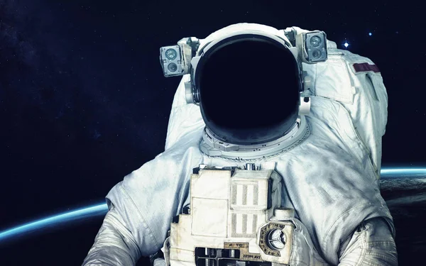 Astronot maketi. NASA tarafından döşenmiş elementler