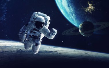 Uzay yürüyüşünde astronot. Kozmik sanat, bilim kurgu duvar kağıdı. Derin uzayın güzelliği. Evrende milyarlarca galaksi var. Bu görüntünün elementleri NASA tarafından desteklenmektedir
