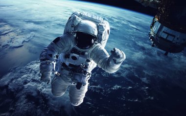 Uzayda bir astronot. Bu görüntünün elementleri NASA tarafından desteklenmektedir