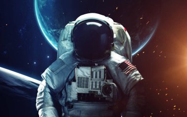 Kozmik sanat, uzay yürüyüşündeki astronot. Derin uzayın güzelliği. Evrende milyarlarca galaksi var. Bu görüntünün elementleri NASA tarafından desteklenmektedir