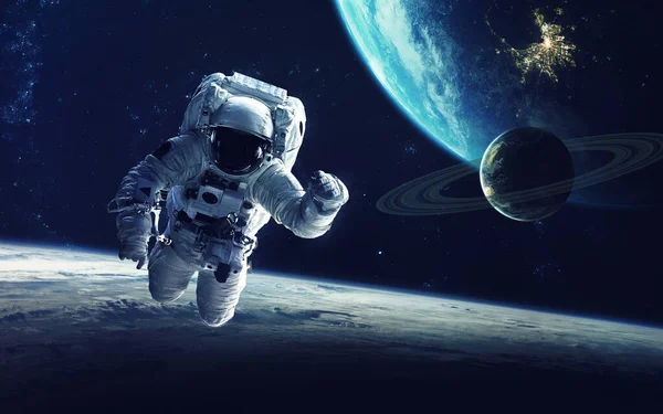Astronauta en la caminata espacial. Arte cósmico, papel pintado de ciencia ficción. Belleza del espacio profundo. Miles de millones de galaxias en el universo. Elementos de esta imagen proporcionados por la NASA —  Fotos de Stock