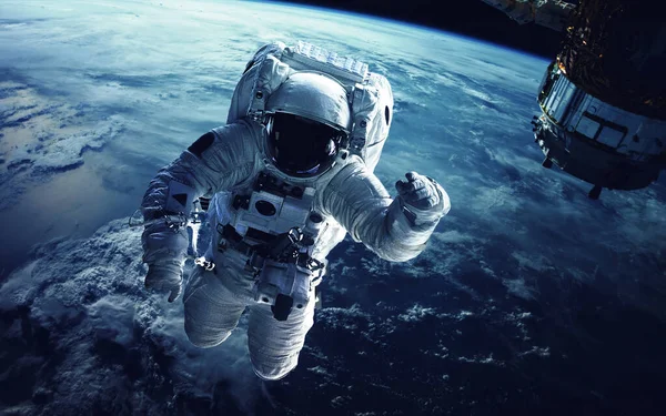 Астронавт в космосе. Элементы этого изображения предоставлены НАСА — стоковое фото