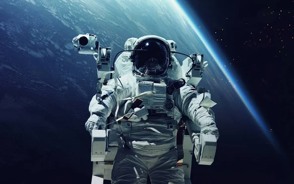 Astronaut på rymdpromenaden. Kosmisk konst, science fiction tapeter. Skönhet i rymden. Miljarder galaxer i universum. Delar av denna bild tillhandahålls av NASA — Stockfoto