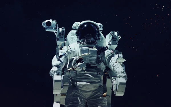 Astronauta en la caminata espacial. Arte cósmico, papel pintado de ciencia ficción. Belleza del espacio profundo. Miles de millones de galaxias en el universo. Elementos de esta imagen proporcionados por la NASA — Foto de Stock