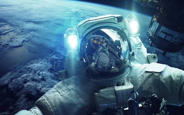 太空人在外层空间。美国航天局提供的这一图像的要素 — 图库照片