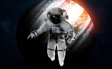 Jüpiter ve astronot gezegenin önünde. Güneş sistemi. Bu görüntünün elementleri NASA tarafından desteklenmektedir