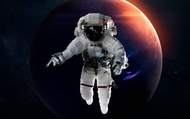 Gezegen önünde astronotla Neptün. Güneş sistemi. Bu görüntünün elementleri NASA tarafından desteklenmektedir