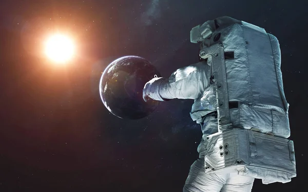 Astronaut in de ruimte. Symbool van ruimteverkenning. Elementen van deze afbeelding geleverd door NASA — Stockfoto