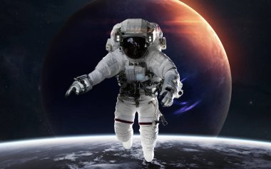 Gezegen önünde astronotla Neptün. Güneş sistemi. Bu görüntünün elementleri NASA tarafından desteklenmektedir