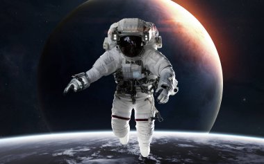 Gezegenin önünde astronot olan Uranüs. Güneş sistemi. Bu görüntünün elementleri NASA tarafından desteklenmektedir