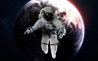 Gezegen önünde astronot olan bir dünya. Güneş sistemi. Bu görüntünün elementleri NASA tarafından desteklenmektedir