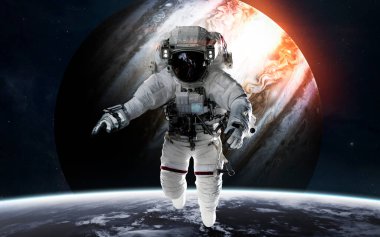 Jüpiter ve astronot gezegenin önünde. Güneş sistemi. Bu görüntünün elementleri NASA tarafından desteklenmektedir