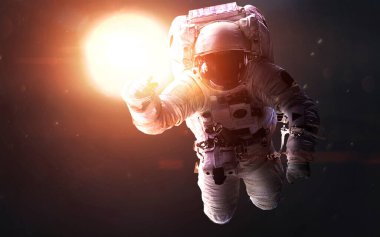 Parlayan Güneş 'in önünde astronot. Uzay bilimkurgu görselleştirme. Bu görüntünün elementleri NASA tarafından desteklenmektedir