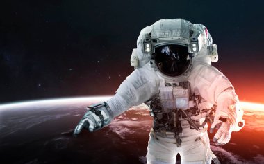 Uzay yürüyüşünde astronot, Dünya yörüngesinde. Bu görüntünün elementleri NASA tarafından desteklenmektedir