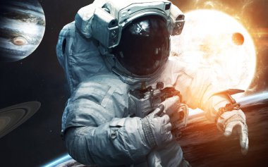 Güneş Sistemi 'nin önündeki cesur astronot. Uzaydaki insanlar. Bu görüntünün elementleri NASA tarafından desteklenmektedir