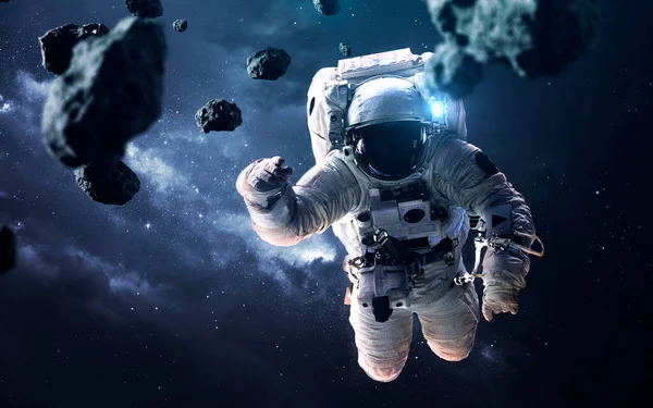 宇宙遊泳中の宇宙飛行士とのSF宇宙壁紙。NASAによって提供されたこの画像の要素 — ストック写真