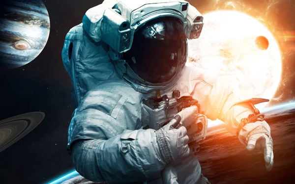 勇敢的宇航员站在太阳系前面.太空人。美国航天局提供的这一图像的要素 — 图库照片