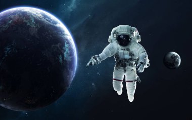 Astronot ve Dünya gezegeni. Bilim kurgu duvar kağıdı. Bu görüntünün elementleri NASA tarafından desteklenmektedir
