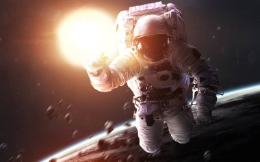 Parlayan Güneş 'in önünde astronot. Uzay bilimkurgu görselleştirme. Bu görüntünün elementleri NASA tarafından desteklenmektedir