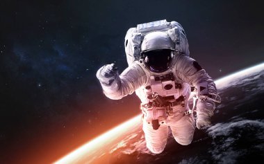 Uzay yürüyüşünde astronot, Dünya yörüngesinde. Bu görüntünün elementleri NASA tarafından desteklenmektedir